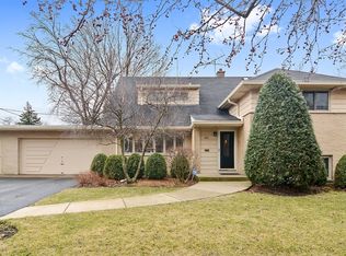 901 E Council Trl, Mount Prospect, IL 60056