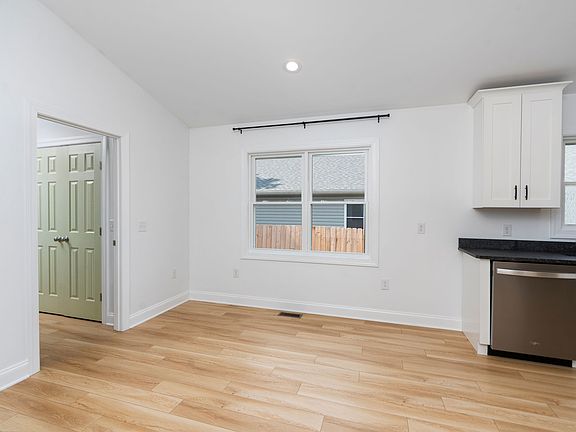 5th image of 562 N Bayard Ave