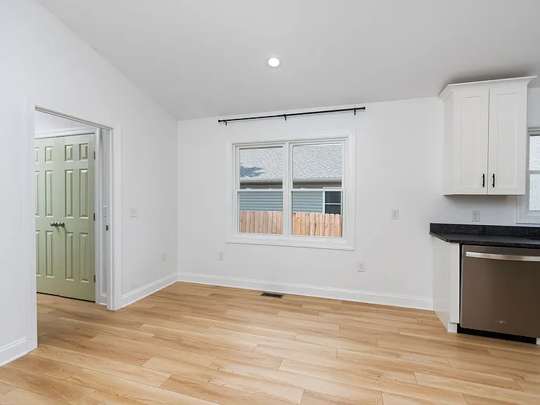 562 N Bayard Ave — Photo 5