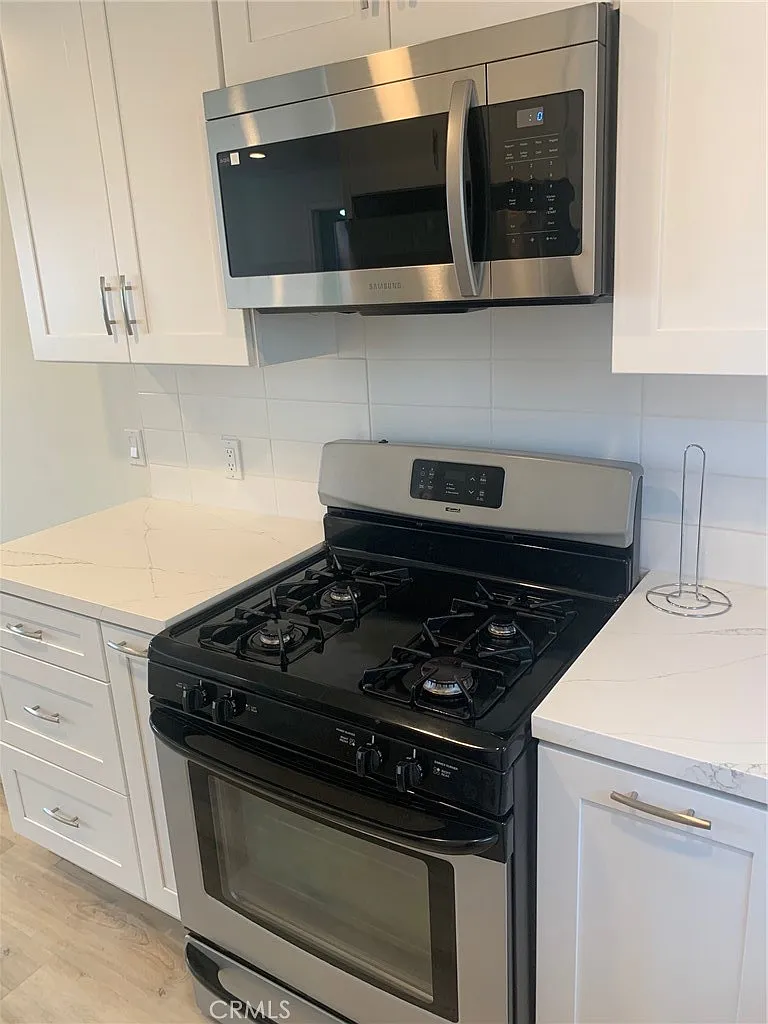 2 bed, 800 sqft, $2,300 — Photo 3