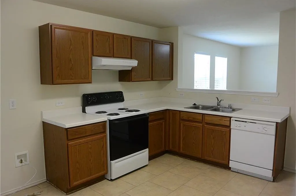 4 bed, 2228 sqft, $1,995 — Photo 3