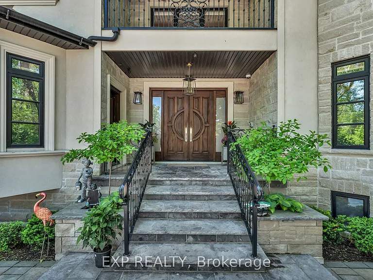 606 Lakeshore Rd W — Photo 5