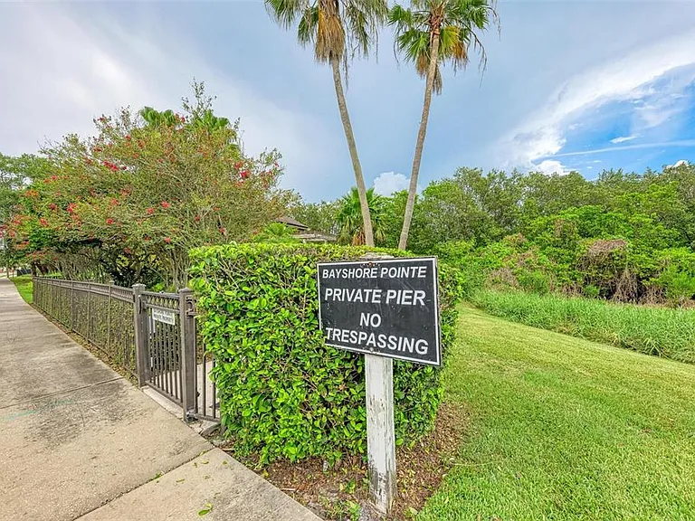 3047 Pointeview Dr — Photo 56