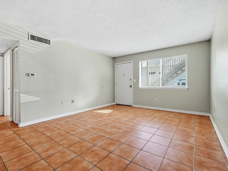 201 College Blvd E #11 — Photo 9