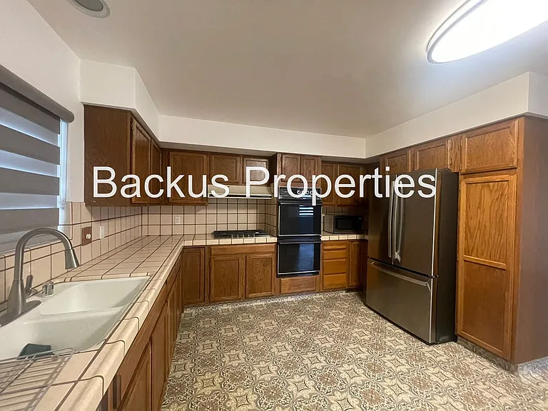 681 Alice St — Photo 6