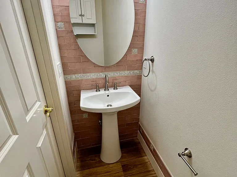 699 NW Florida Ave — Photo 8