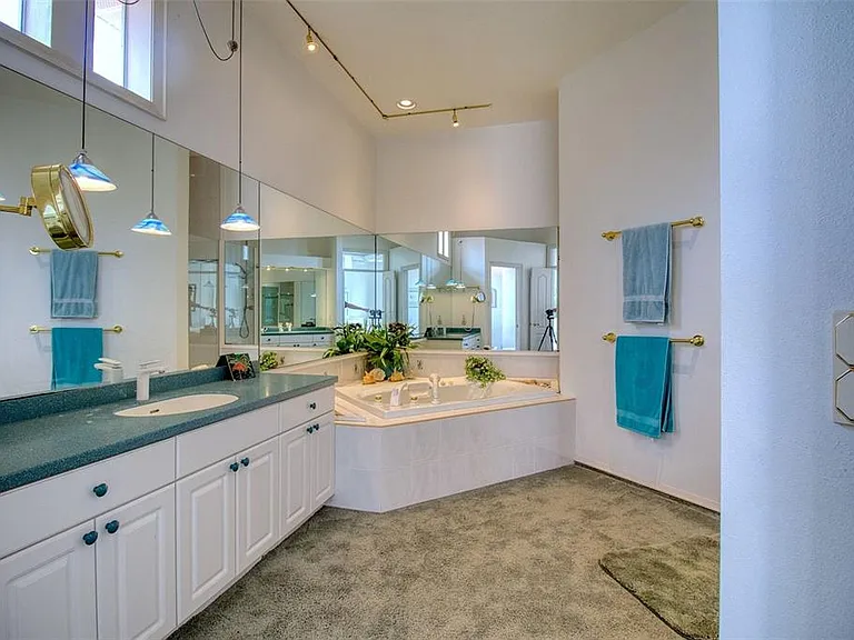 131 Sands Point Dr — Photo 33