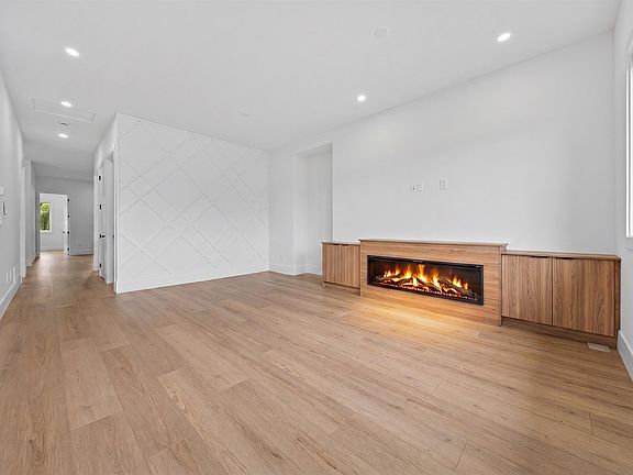 2nd image of 46070 Southlands Cres