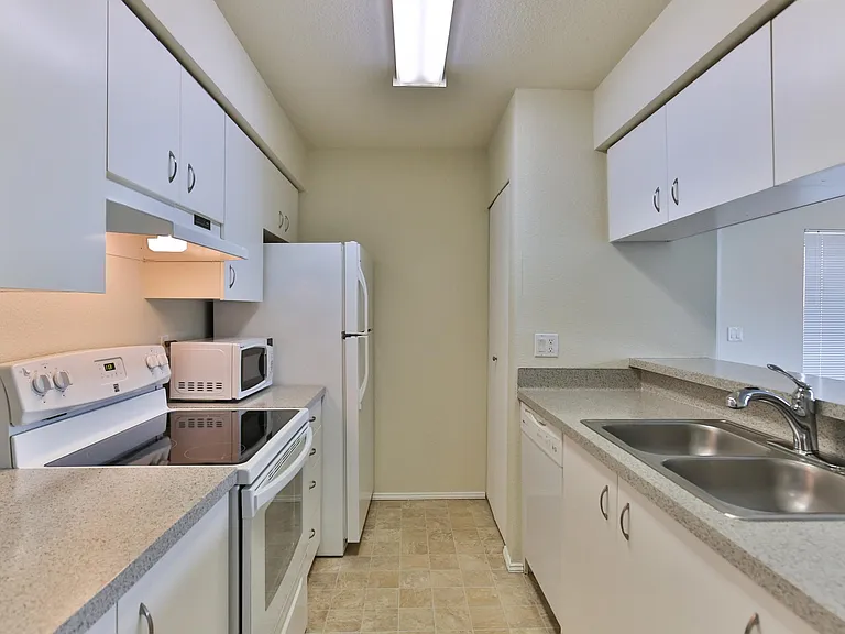 Charbonneau Apartments — Photo 35