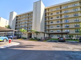 900 Cove Cay Dr