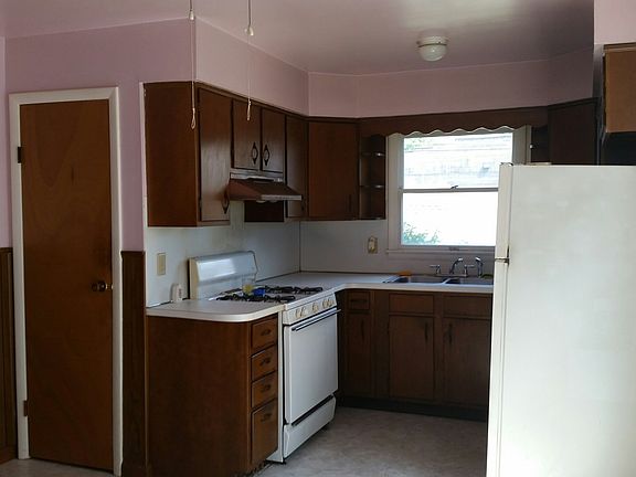 4th image of 133 Mann Ave