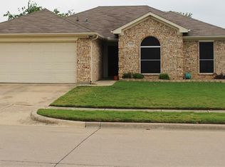 1131 Greenview Ln, Kennedale, TX 76060