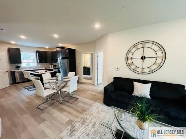 463 Old Post Rd, Edison, NJ 08817