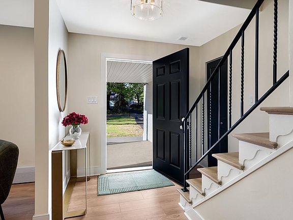 5th image of 258 Hawthorne Cir