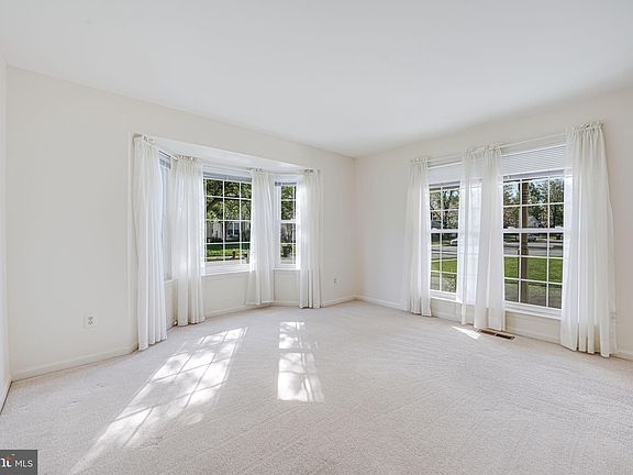 4th image of 703 Southview Pl NE
