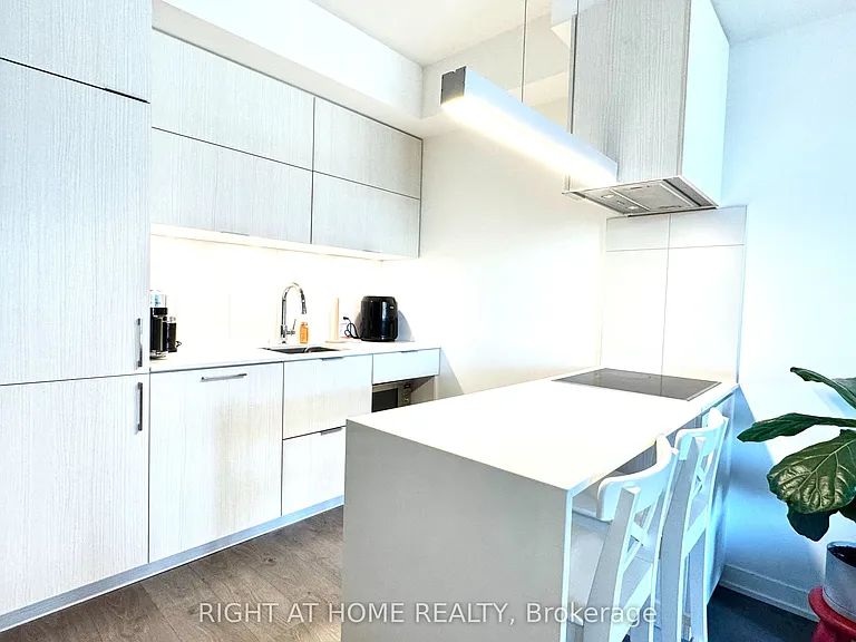 20 Richardson St #404 — Photo 3
