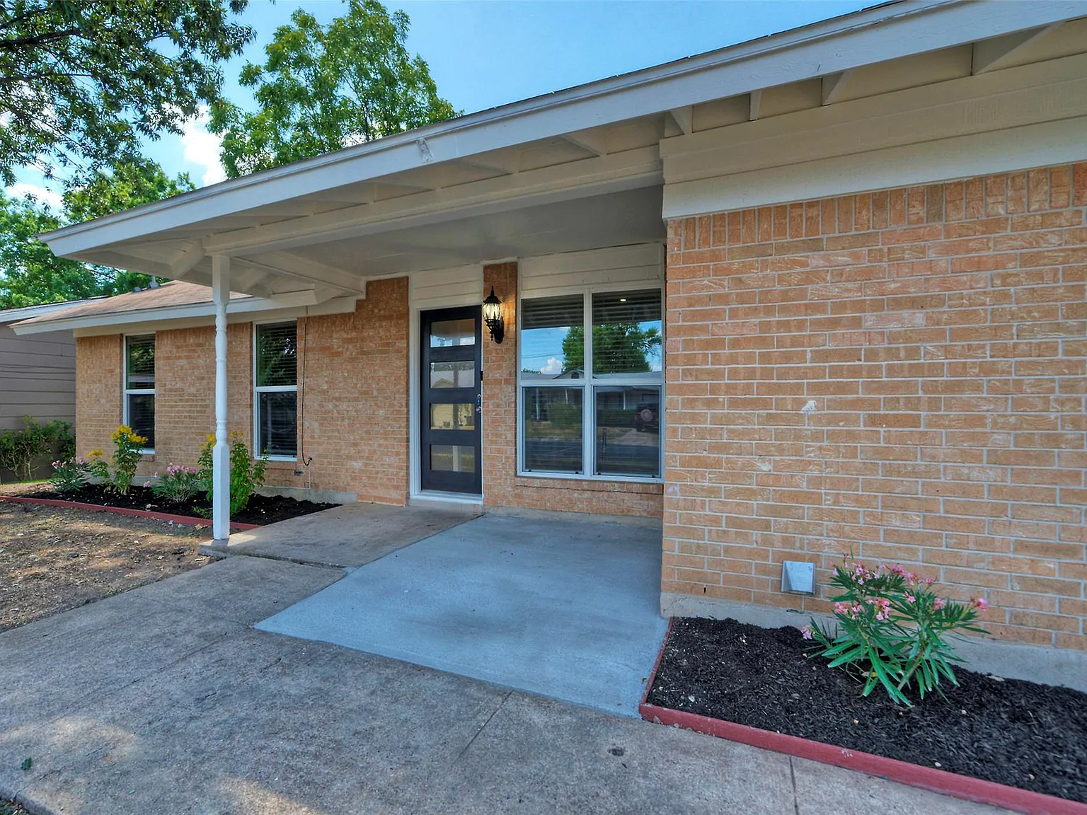 3 bed, 2.0 bath, 1181 sqft, $2,100 — Photo 3