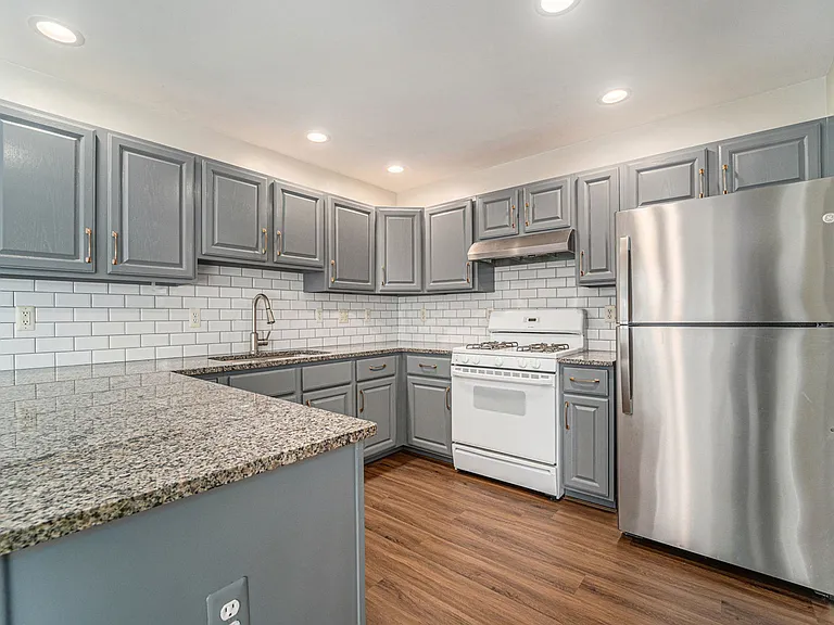 896 Saint Clair St — Photo 9
