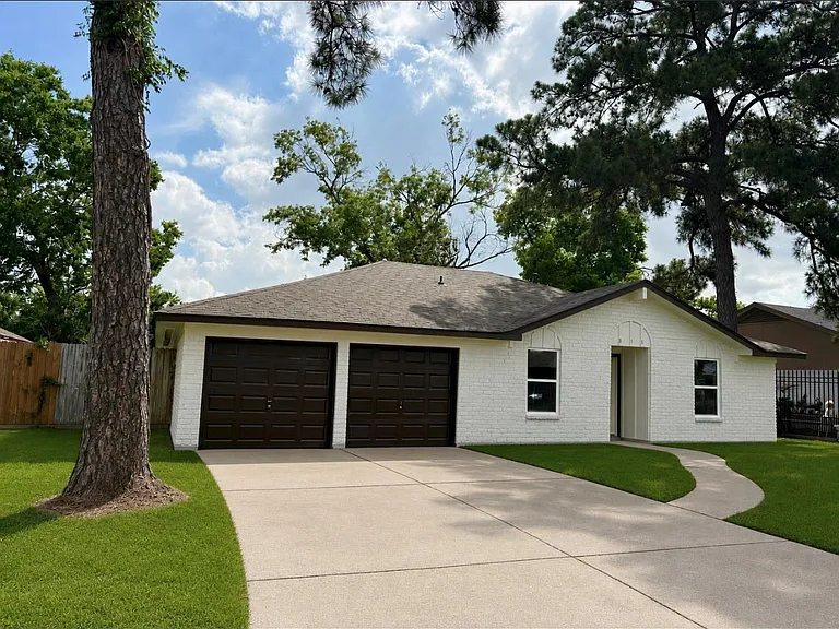 815 Centerwood Dr — Photo 1