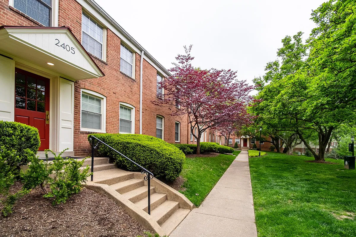 Building Photo - 2405 Arlington Blvd #202