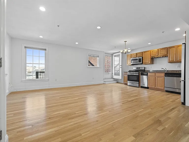 408 E 3rd St #5 — Photo 13