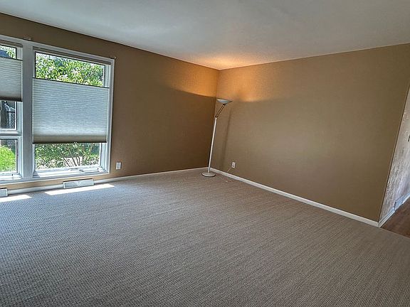 3rd image of 3943 Illinois Ave SW