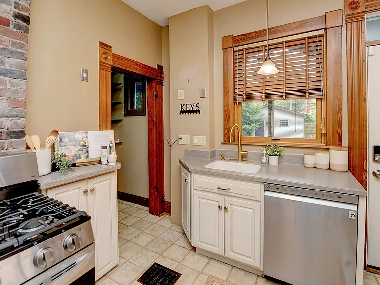 355 King Ave — Photo 11