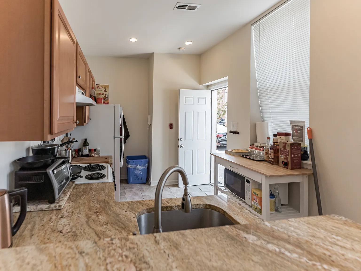 Studio, 700 sqft, $1,250 — Photo 3