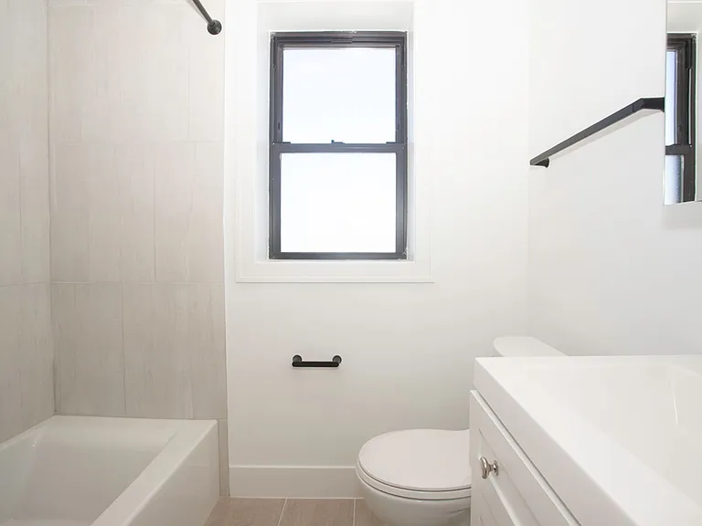 2613 W Berwyn Ave — Photo 9