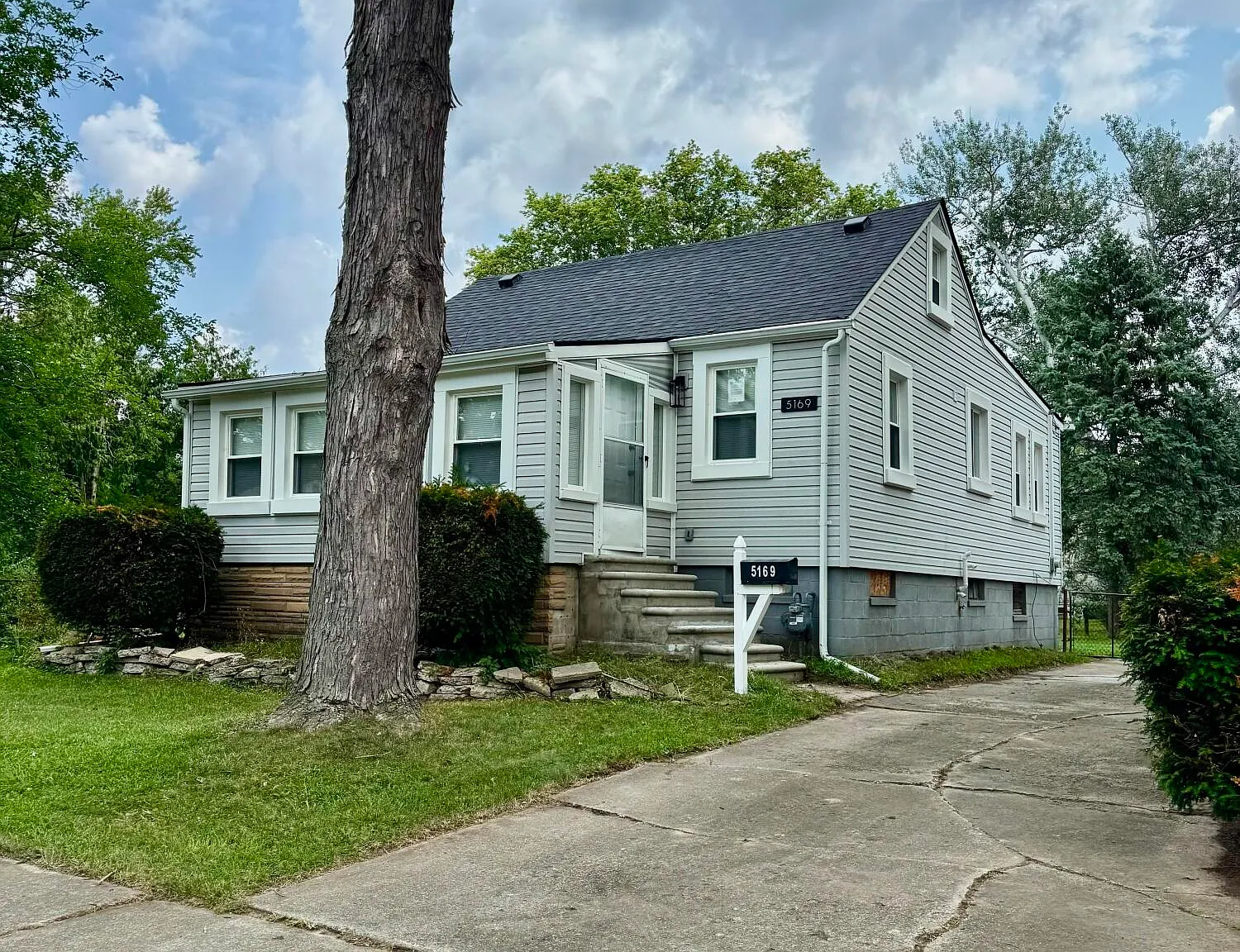 3 bed, 1.0 bath, 1020 sqft, $1,800 — Photo 2