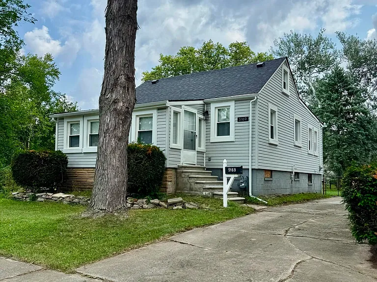 5169 Glenis St — Photo 2