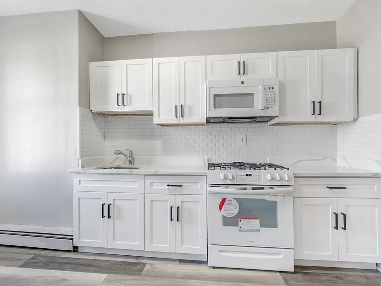 102 Genessee Ave — Photo 3