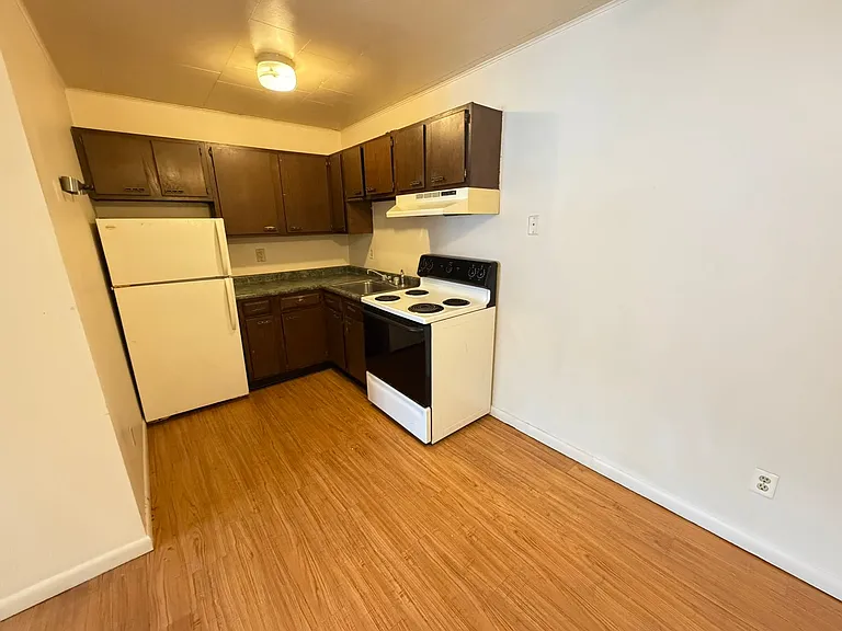 202 W Commercial St — Photo 7