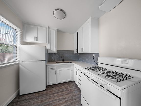 4th image of 2360 Cedar Ave #C