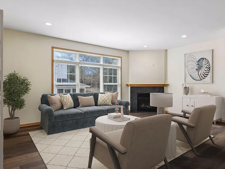 2121 Village Trl — Photo 3