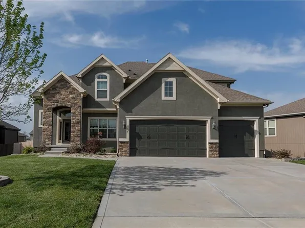 1521 SW Cross Creek Dr, Lees Summit, MO 64082