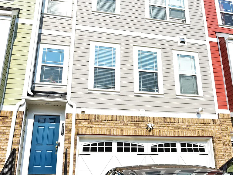 Entrance, 2 car garage, 2 car drive way