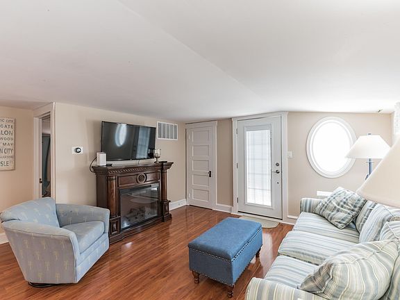 4th image of 842 2nd St #3
