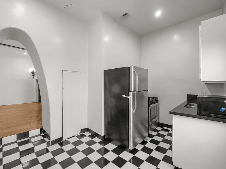 226 S Fuller Ave — Photo 6