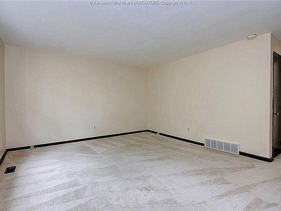 3rd image of 941 Somerset Dr #A