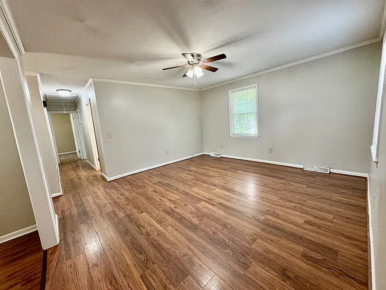 305 Anglewood Dr — Photo 5