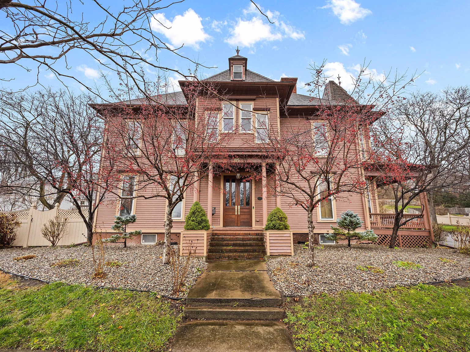 6 bed, 4.5 bath, 5564 sqft, $5,000 — Photo 1