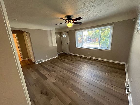 3rd image of 728 E Muir Ave