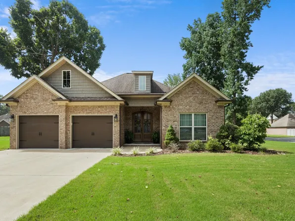 1800 Woodside Dr, Muscle Shoals, AL 35661