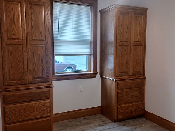 3rd image of 825 Oak Ave