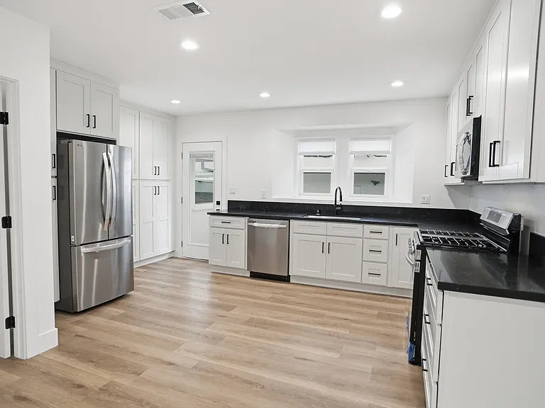 5656 Cartwright Ave — Photo 7
