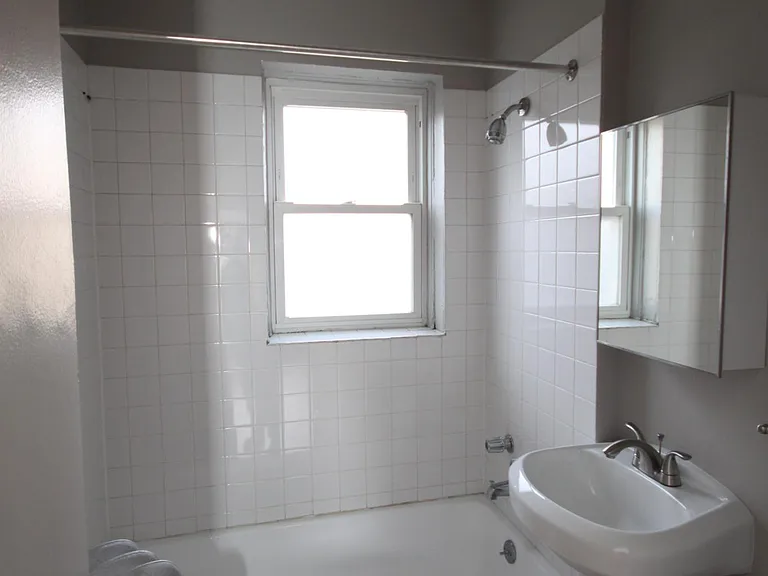 1352.5 W Argyle St #2E — Photo 8