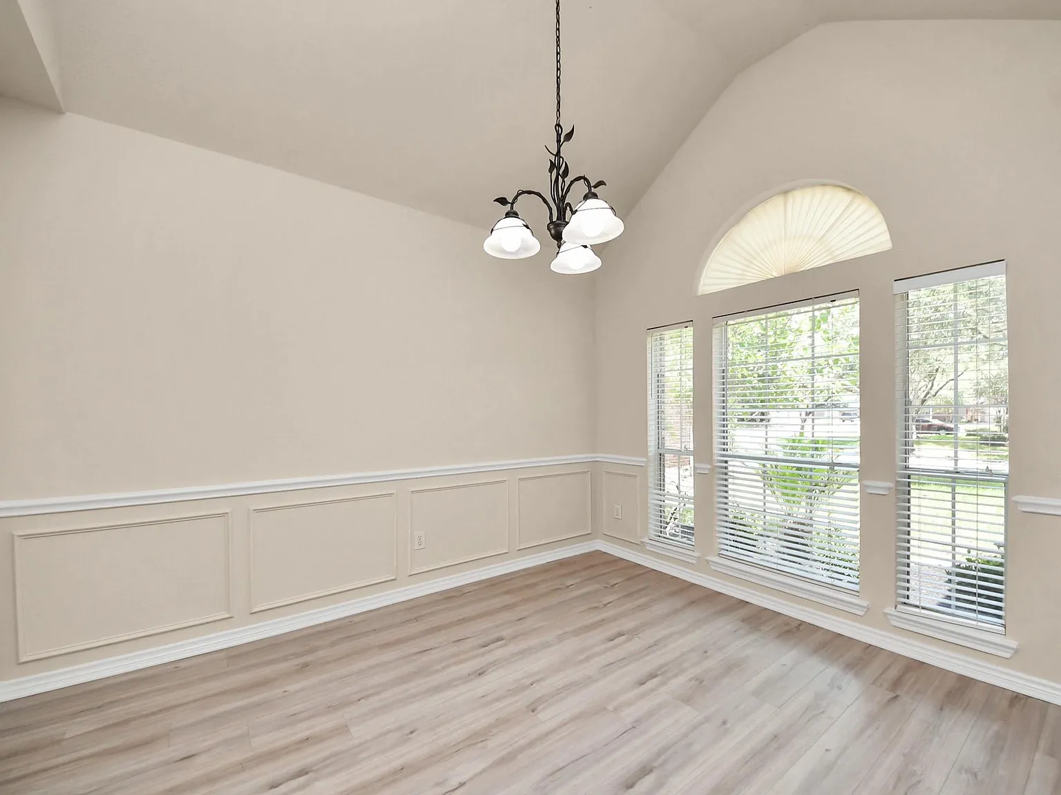 5 bed, 3.0 bath, 2571 sqft, $2,700 — Photo 4