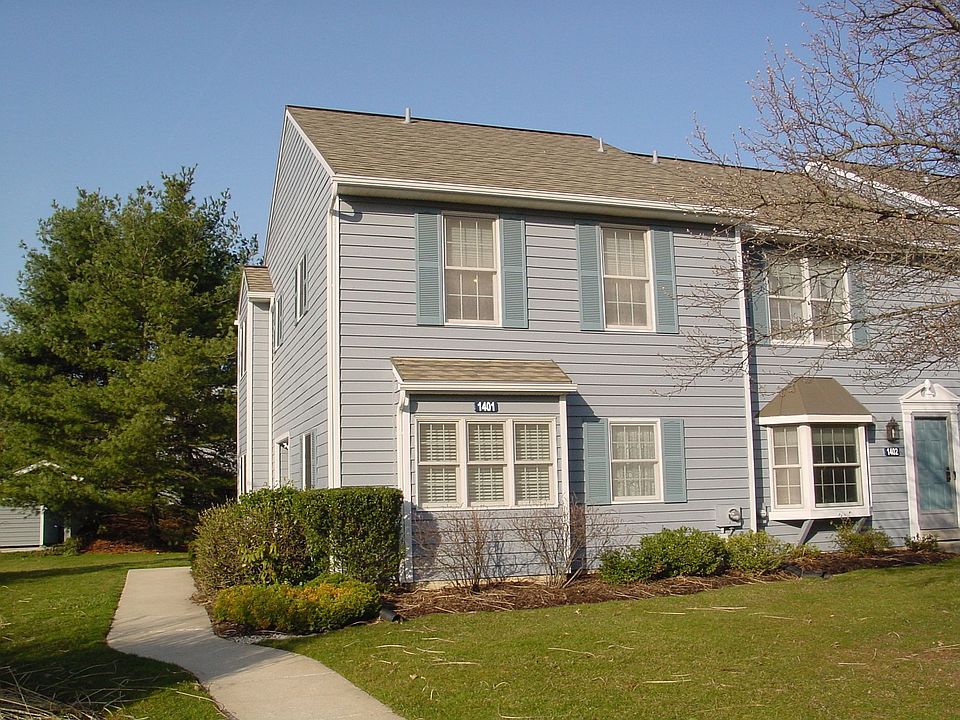 Lovely 2 BR, 2.5 BA end unit town home in Springhill Farm. 