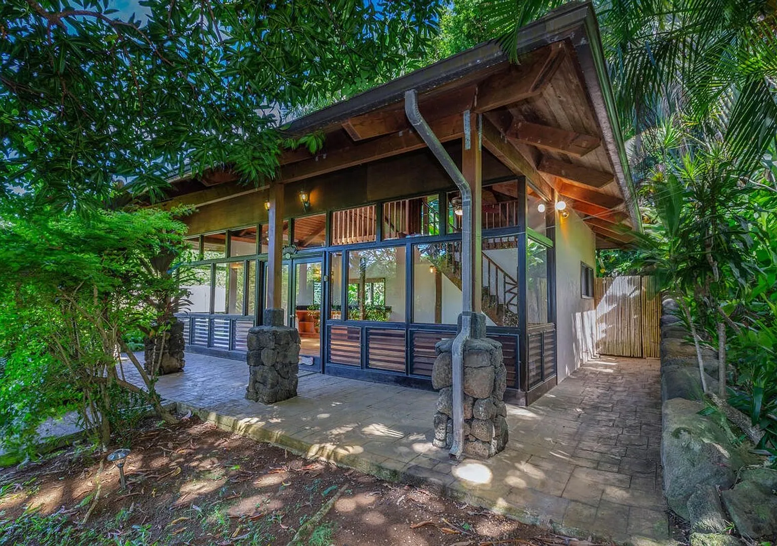 Tucked away private studio with loft and outdoor shower — Photo 1